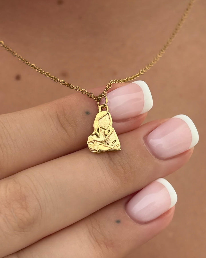 Billie Eilish inspired gold necklace from Saents Jewelry